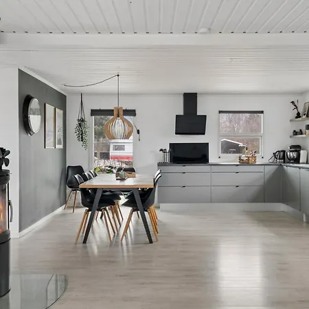 Newly Renovated 150 M From Fjord Feriehus *